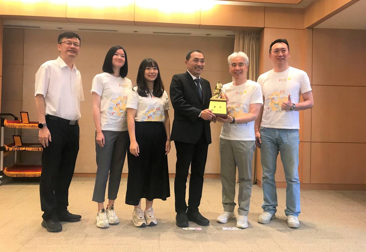 埔墘國小奪得「國民中小學推動能源教育標竿學校」金獎於市政會議獻獎。(右2埔墘國小校長劉能賢、左1為教育局長張明文)