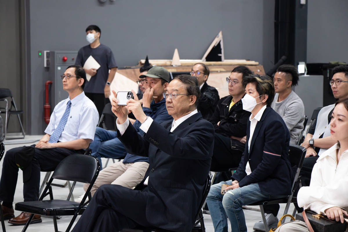 商研院院長王建彬（前排中）期待參訪世新智能棚提升中小企業對虛擬攝製流程的了解 (世新提供)