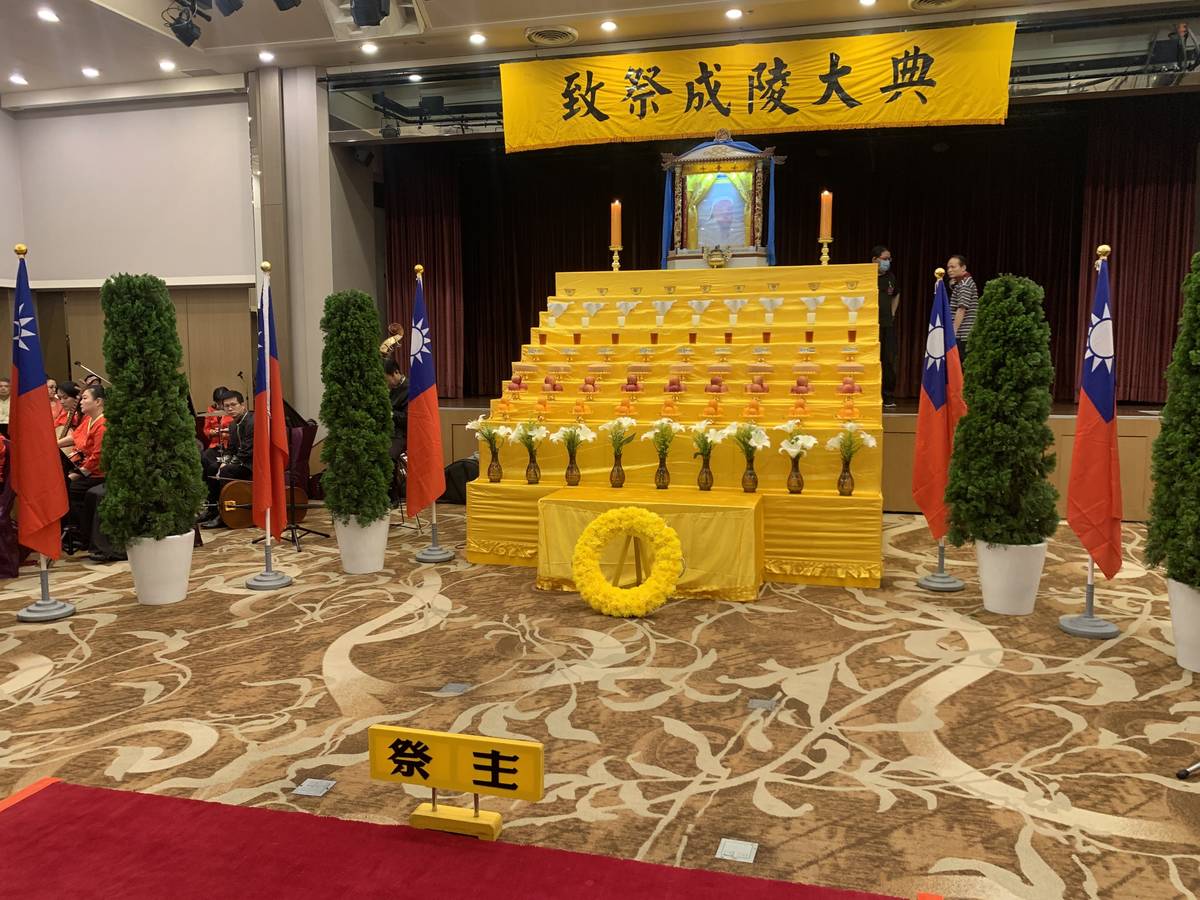 典禮儀式向成吉思汗像獻花、獻香、獻爵、獻帛及宣讀祭文等程序