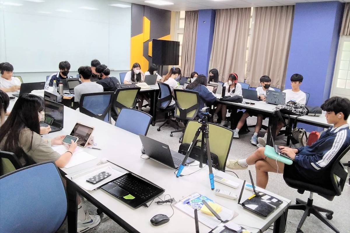 中正高中學生自備載具作跨國線上學習  (圖片提供:中正高中)