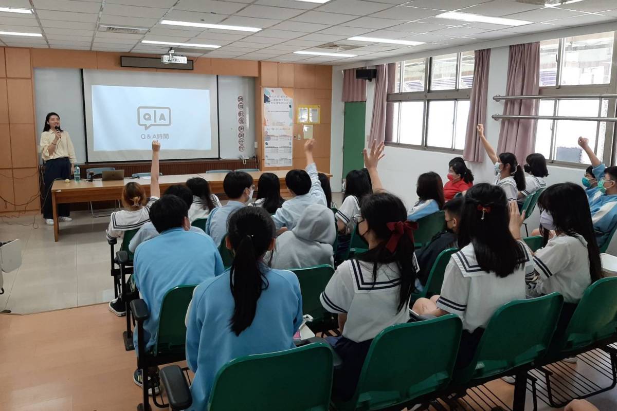 臉書小編王靖雯老師用親近學生們的語言進行有趣的互動，引起熱烈迴響與共鳴