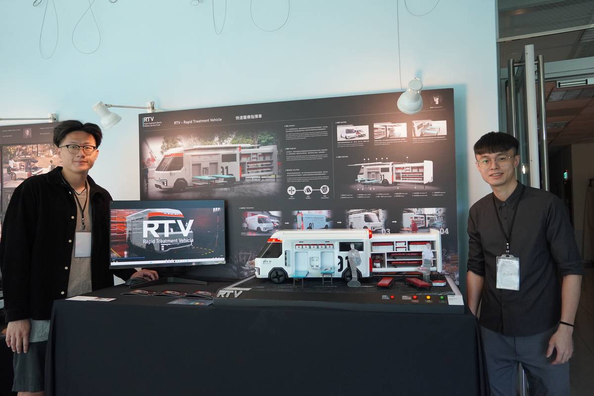 設計「RTV-快速醫療指揮車」的同學張彥齊(左)、楊冠明(右)大膽挑戰災難議題及交通工具設計 (臺科大提供)