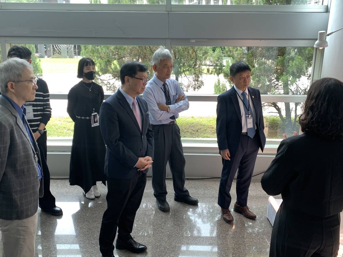 文化部次長李連權及與會來賓聆聽同學們的作品導覽