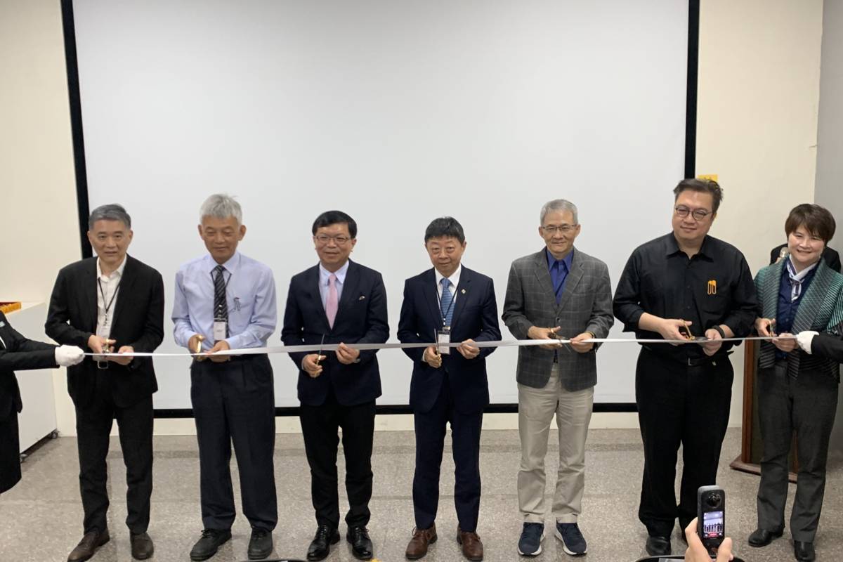 文化部次長李連權(左3)、臺科大校長顏家鈺(中)及與會來賓共同剪綵為展覽揭開序幕