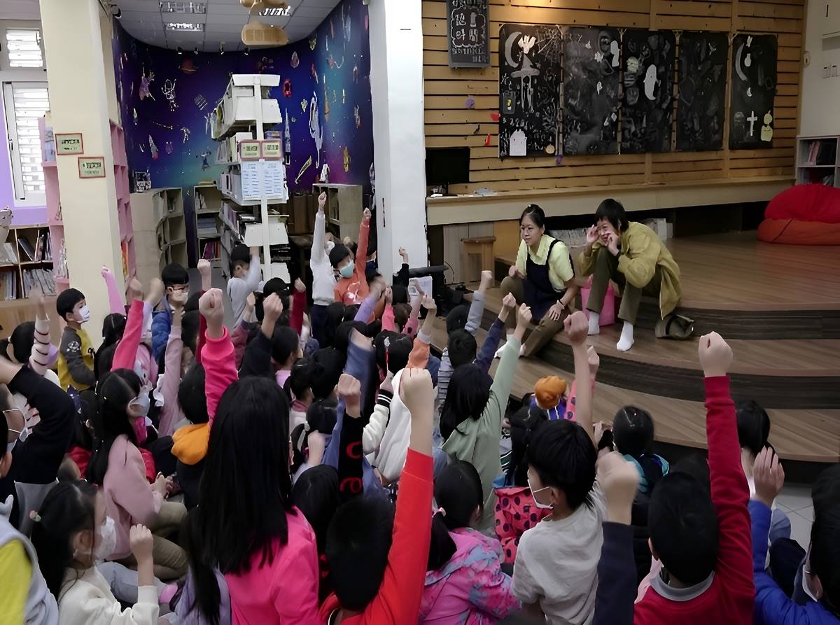 國立羅東高級中學雙語實驗班學生赴竹林國小表演雙語繪本，展現其英語表達能力