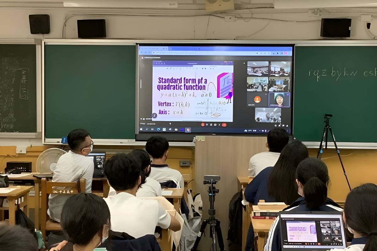 臺北市立中正高中雙語實驗班「數學課程」由學校數學科教師以雙語授課，並與澳洲Moreton Bay姊妹校學生以線上連線之方式共同學習、互動