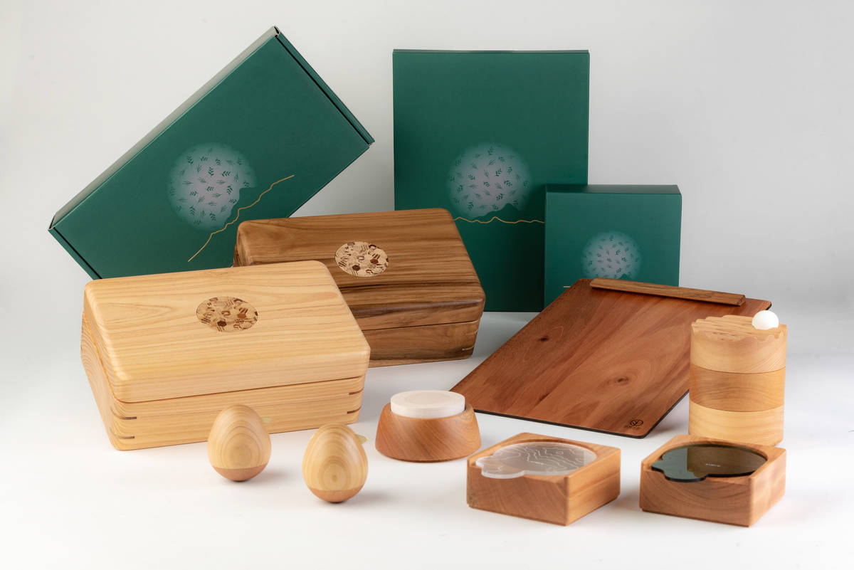 嘉義林管處使用國產材製作文創商品。