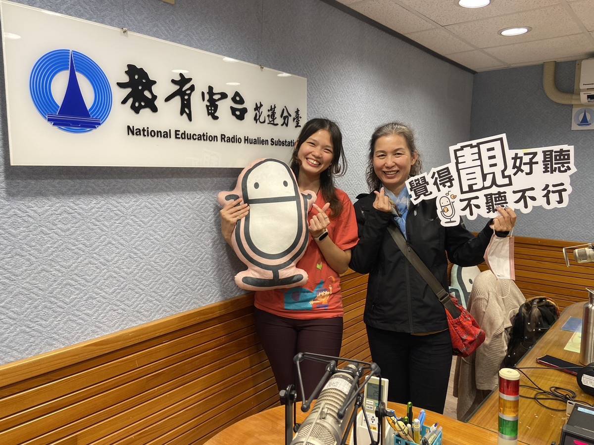 社團法人花蓮縣新象社區交流協會社工林佳儀及閱讀推動專員潘雙荑