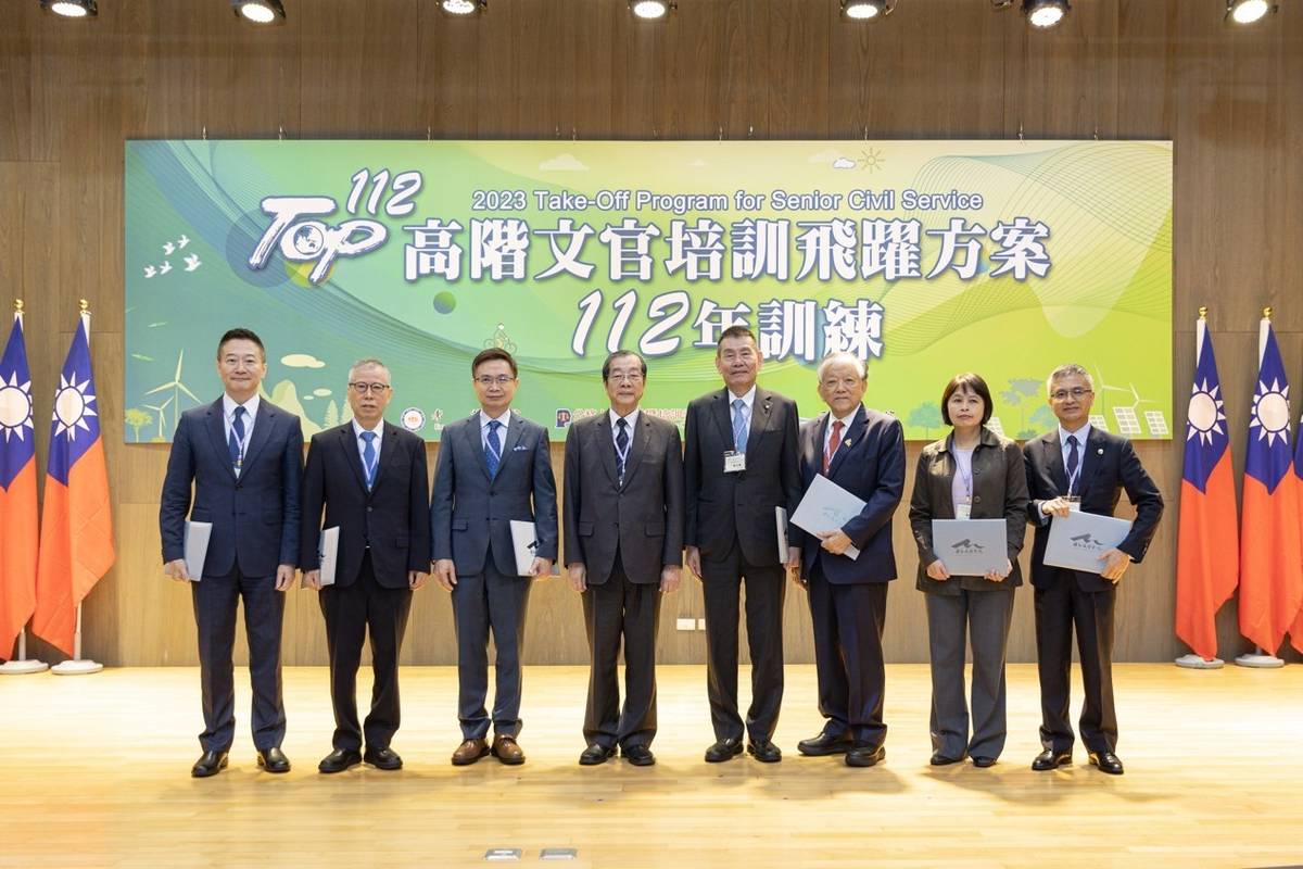 考試院長黃榮村（左4）致贈聘書給業師。