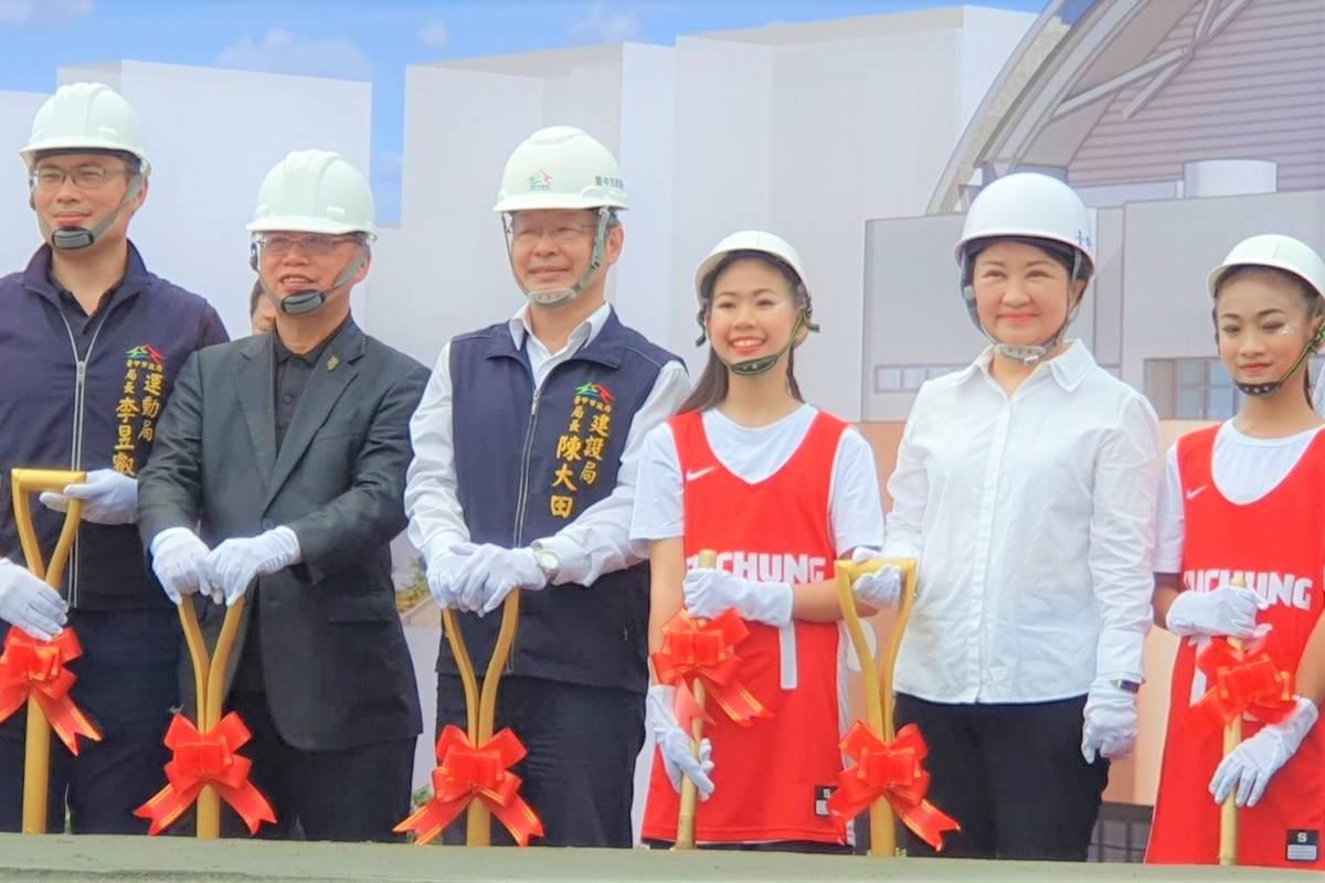 教育部葉丁鵬參事（左2）出席「臺中市烏日區全民運動館開工動土典禮」合照，由盧秀燕市長主持（右2），祈福工程順利進行。
