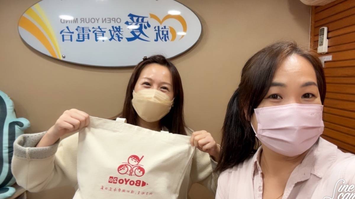 博幼基金會臺東中心主任黃惠玲(右)聊偏鄉教育
