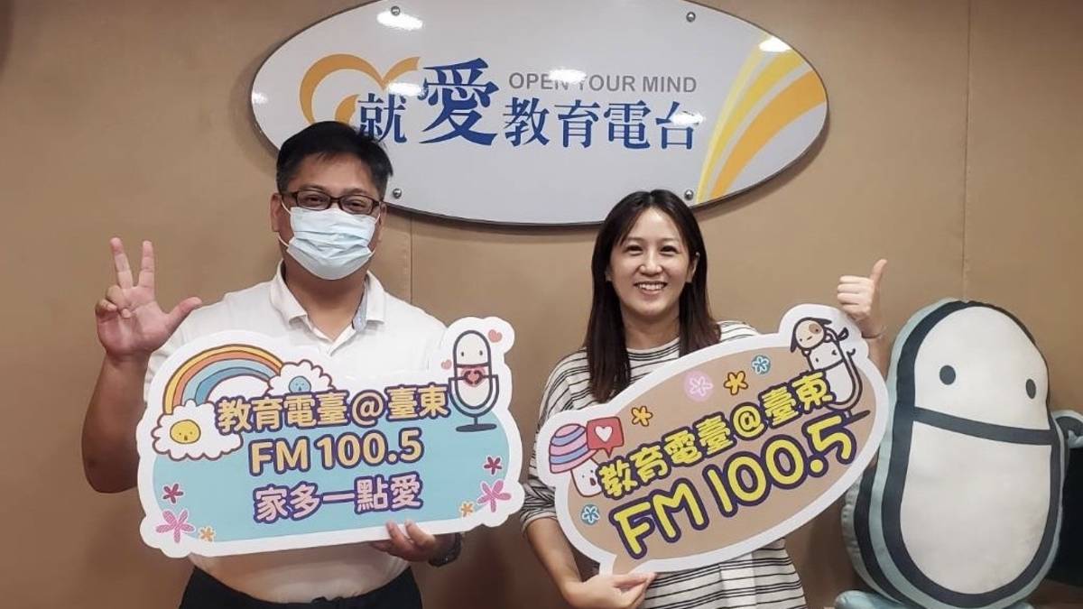 交通警察隊邱中正組長(左)