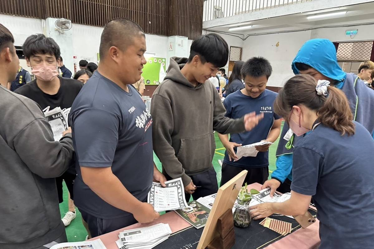 國立關山工商辦理就業博覽會，邀請15家優質廠商響應，幫助學生們探索職場需求。