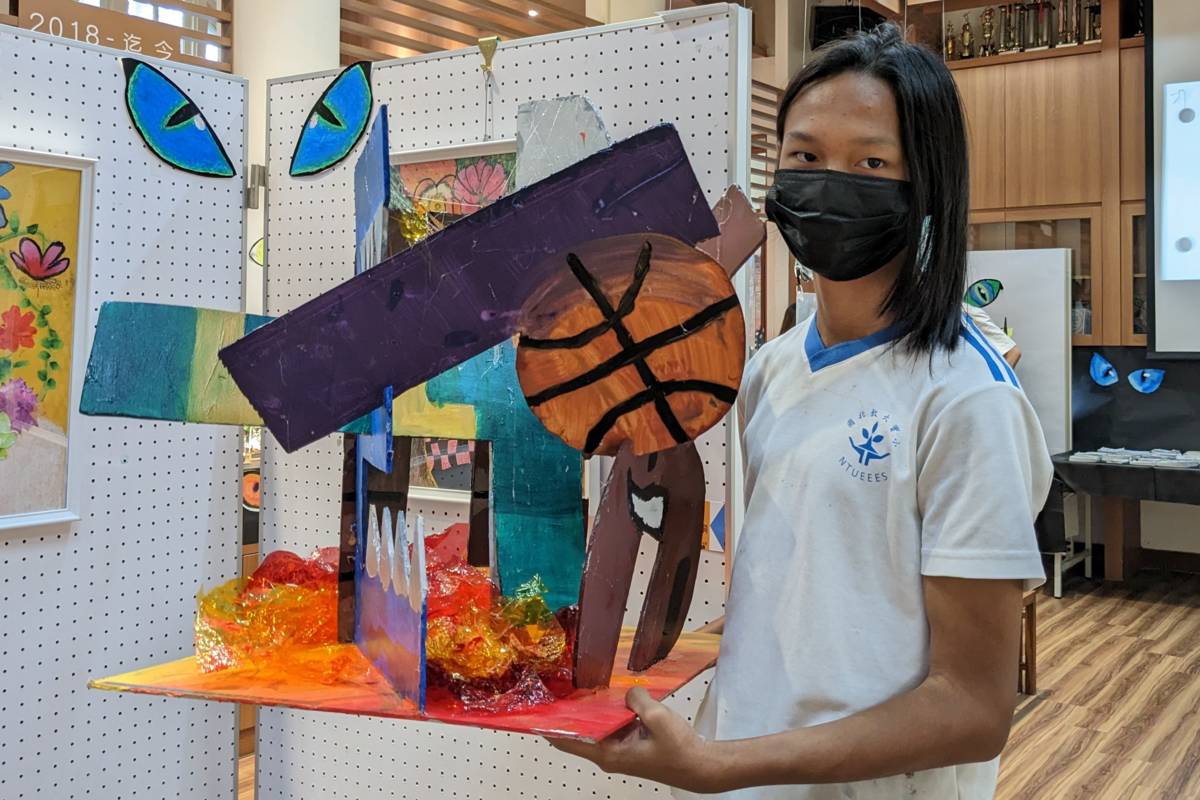 孫瑋立和同學合力完成文字立體雕塑