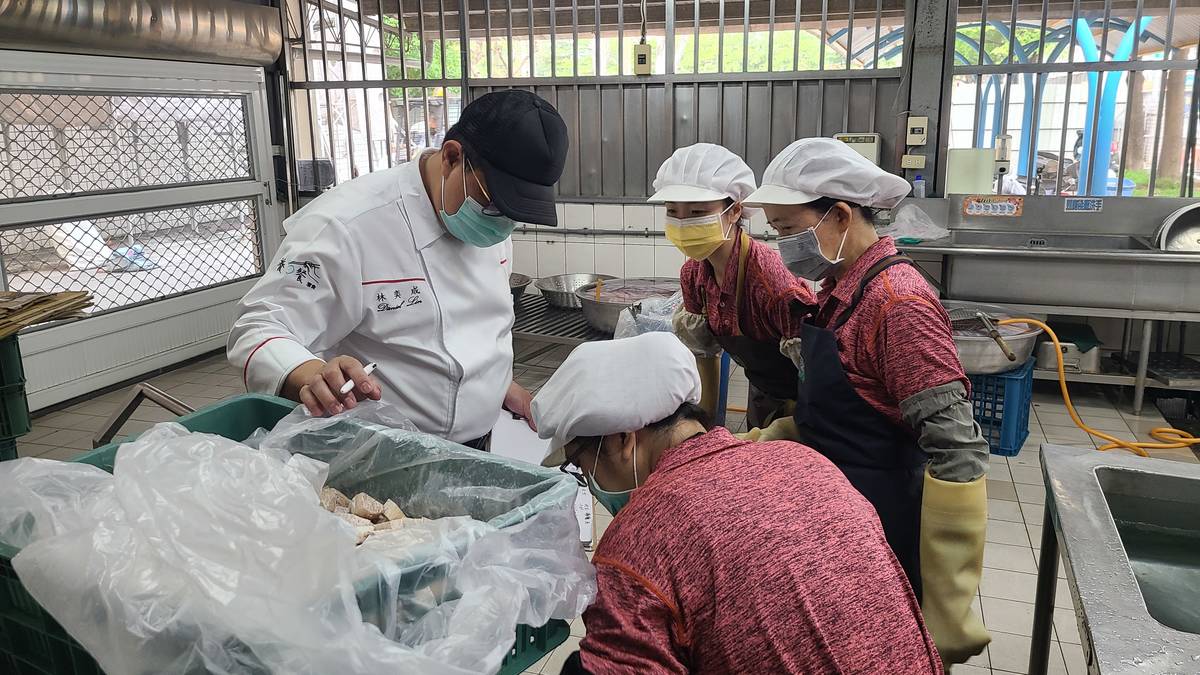 灃食主廚林奕成傳授料理心法，與校廚攜手打造美味營養午餐