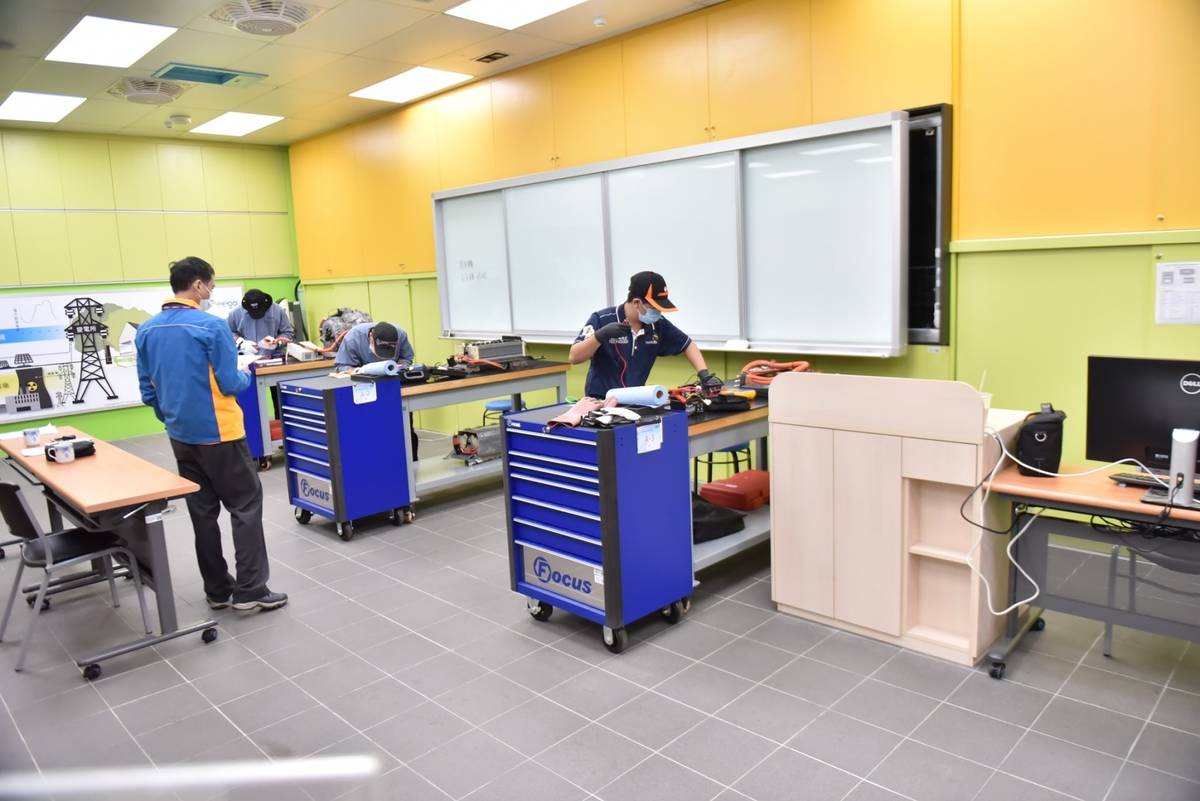 東勢高工汽車科實習工場內地坪重新鋪設後，平坦的環境，提供師生舒適的教學場域