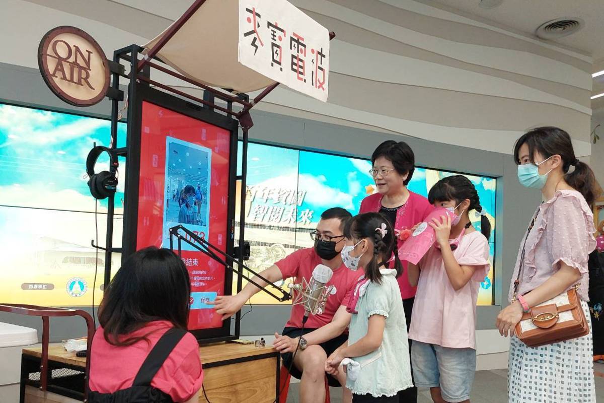 國立教育廣播電臺麥寶電波體驗也在祝賀行列中，受到大家的喜愛。
