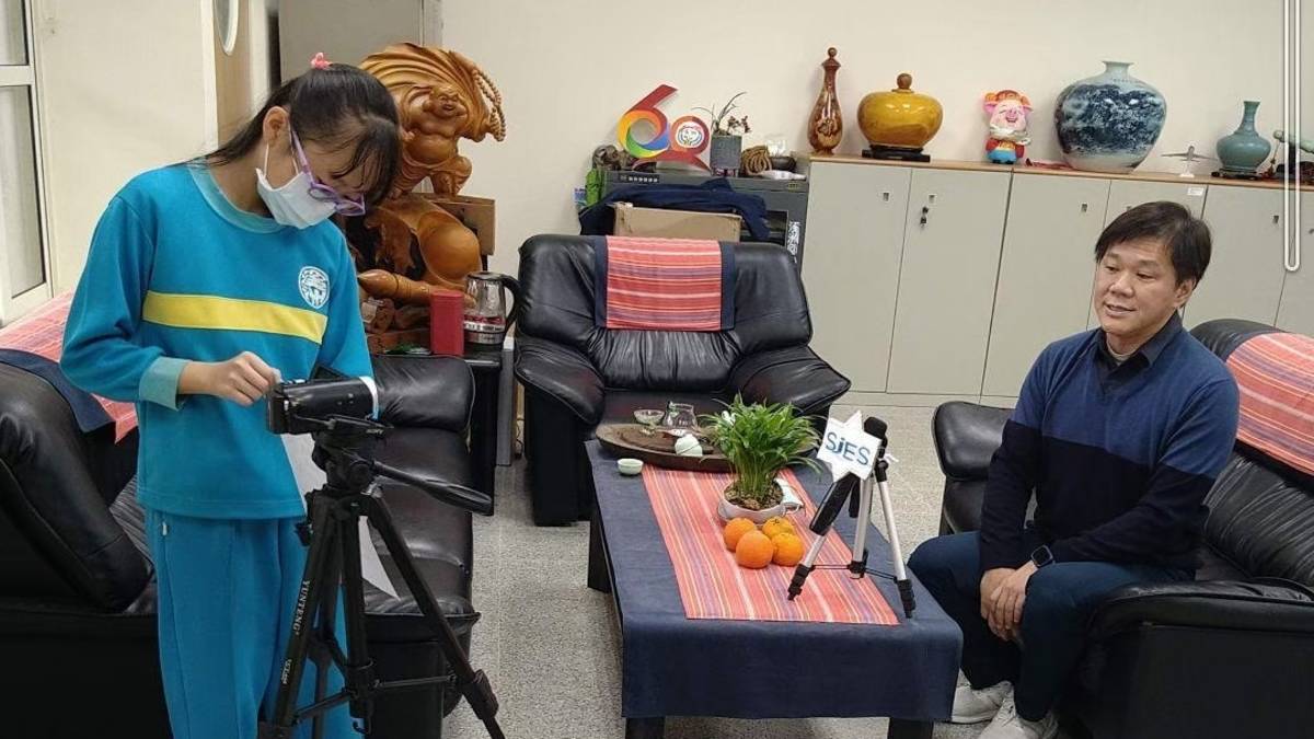 「110學年度校園健康主播競賽-校園健康除三害」第二名-苗栗縣後龍鎮溪洲國小-小主播架設器材訪問校內師長