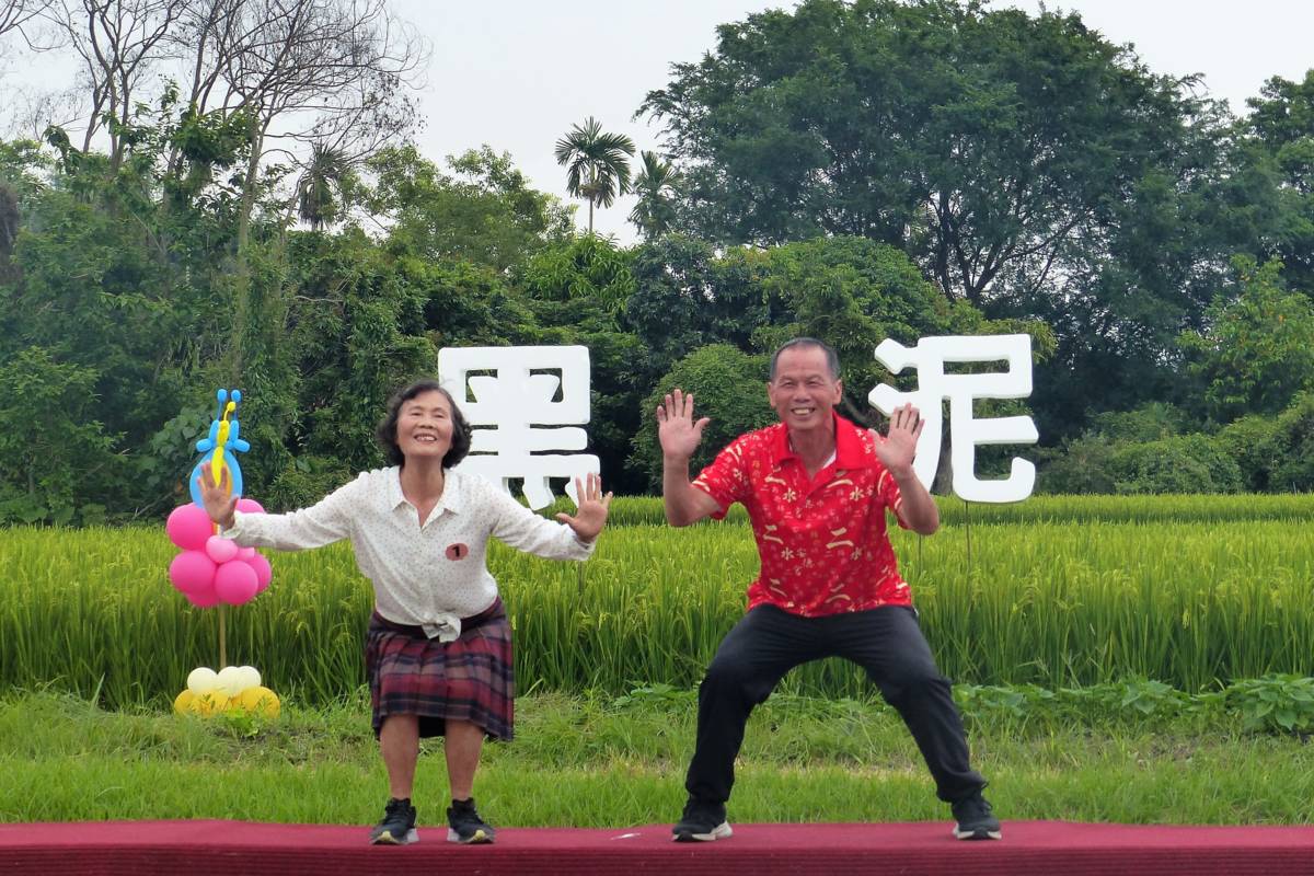 源泉社區長輩以年輕裝扮「重返15歲」(凌筠婷/攝影)
