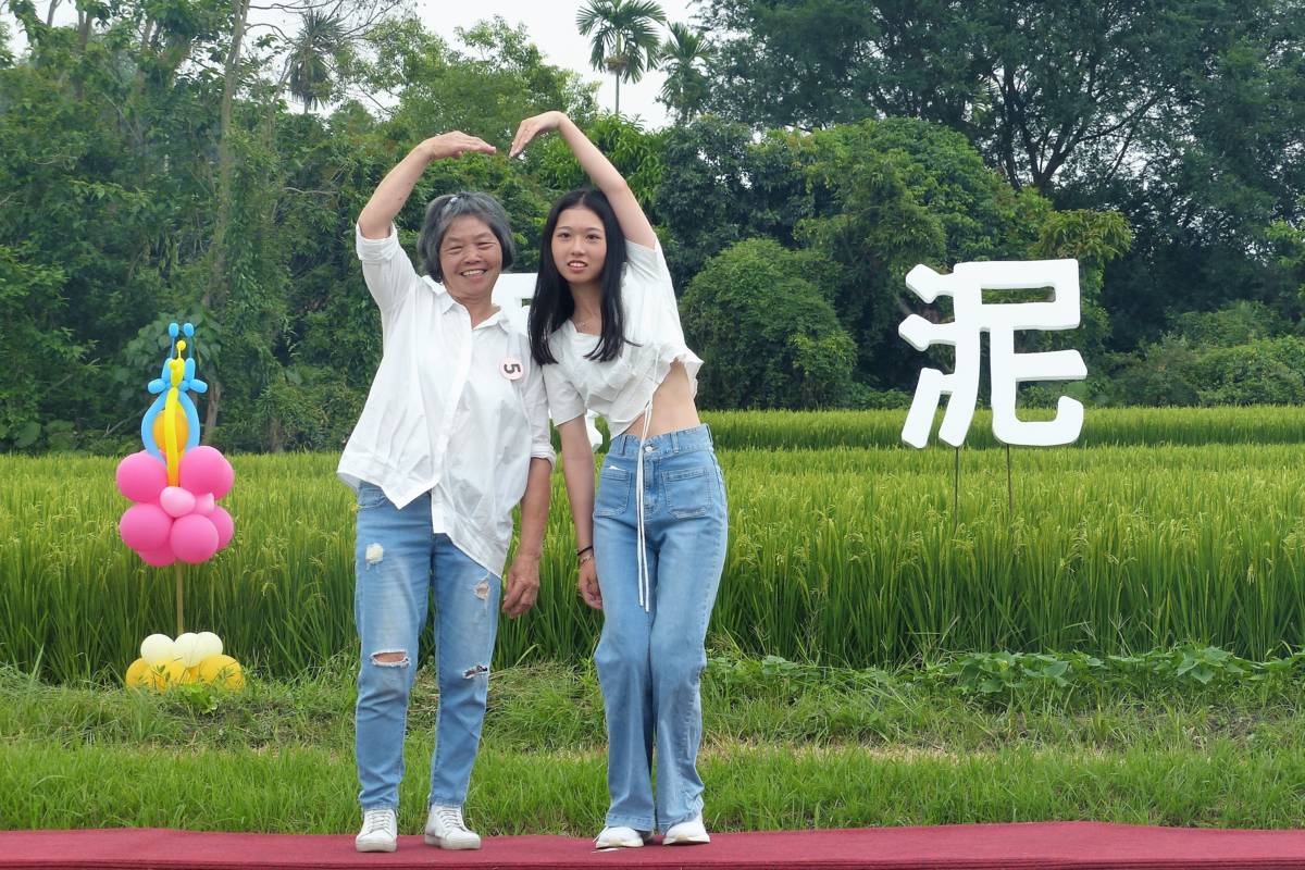 莊淑雅阿嬤和孫女鄭文慈一起走秀表情一樣年輕(凌筠婷/攝影)