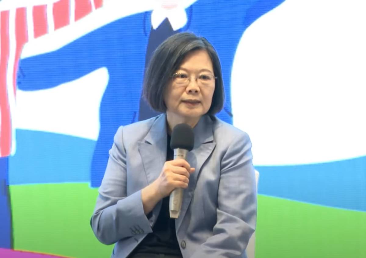 蔡英文總統出席第8屆【總統與高中生面對面論壇】，聆聽學生關注的議題

