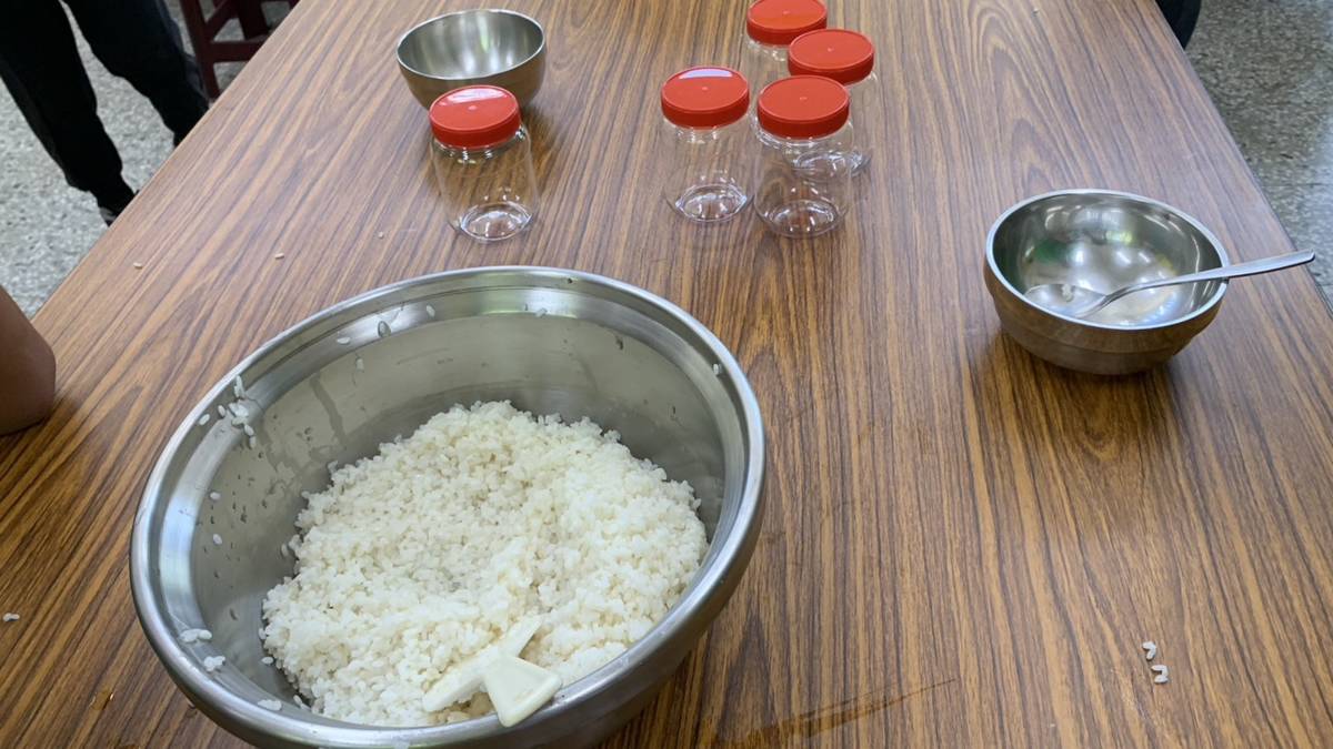 大寮忠義國小眷村美食-師傅分配好給每一組的糯米