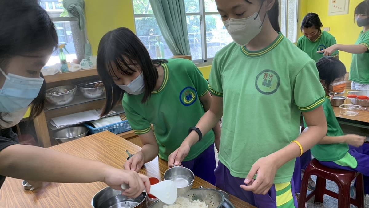 大寮忠義國小眷村美食-同學分工翻攪降溫