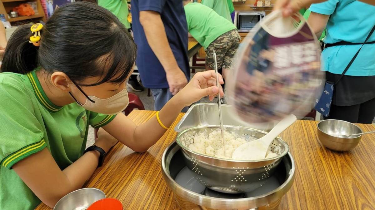 大寮忠義國小眷村美食-要讓糯米降溫,降到30度以下還須用扇子搧