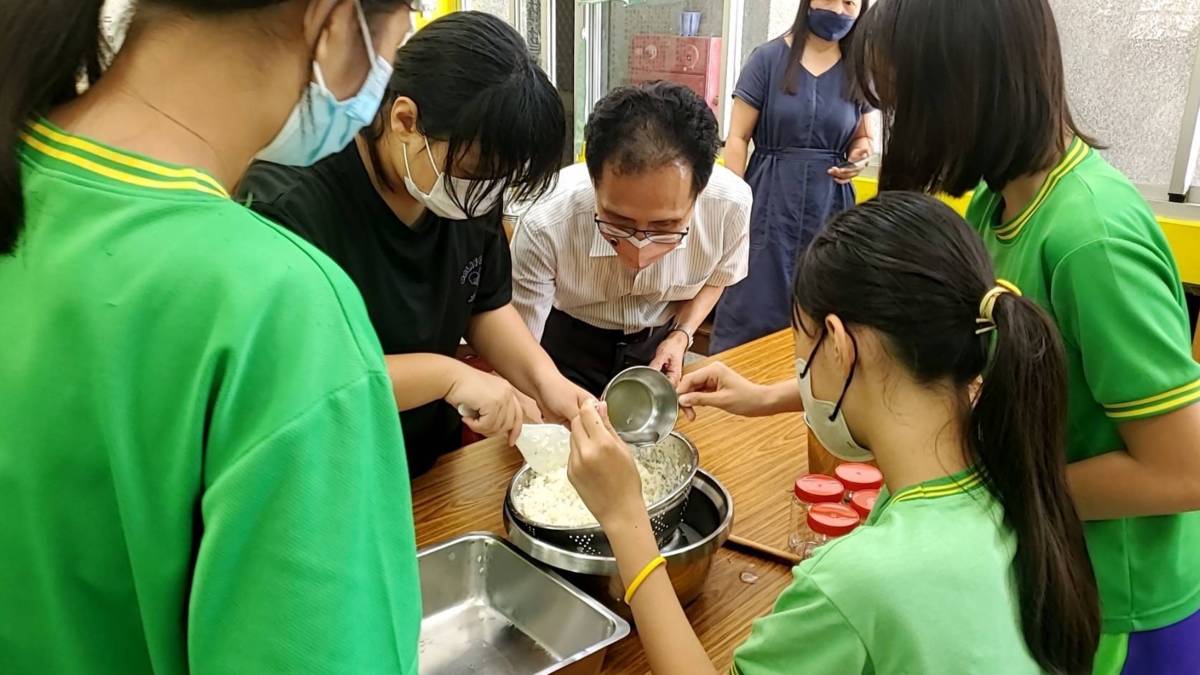 大寮忠義國小眷村美食-校長也來跟同學一起參與 (中間白上衣者)