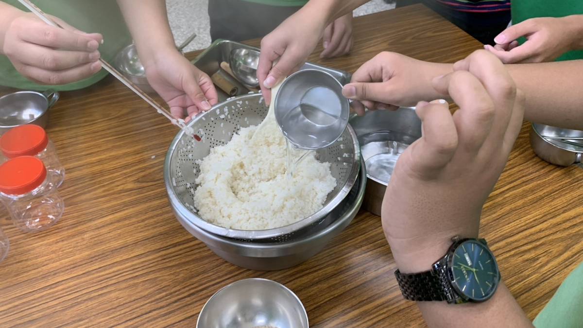 大寮忠義國小眷村美食-一邊翻攪一邊加水降溫