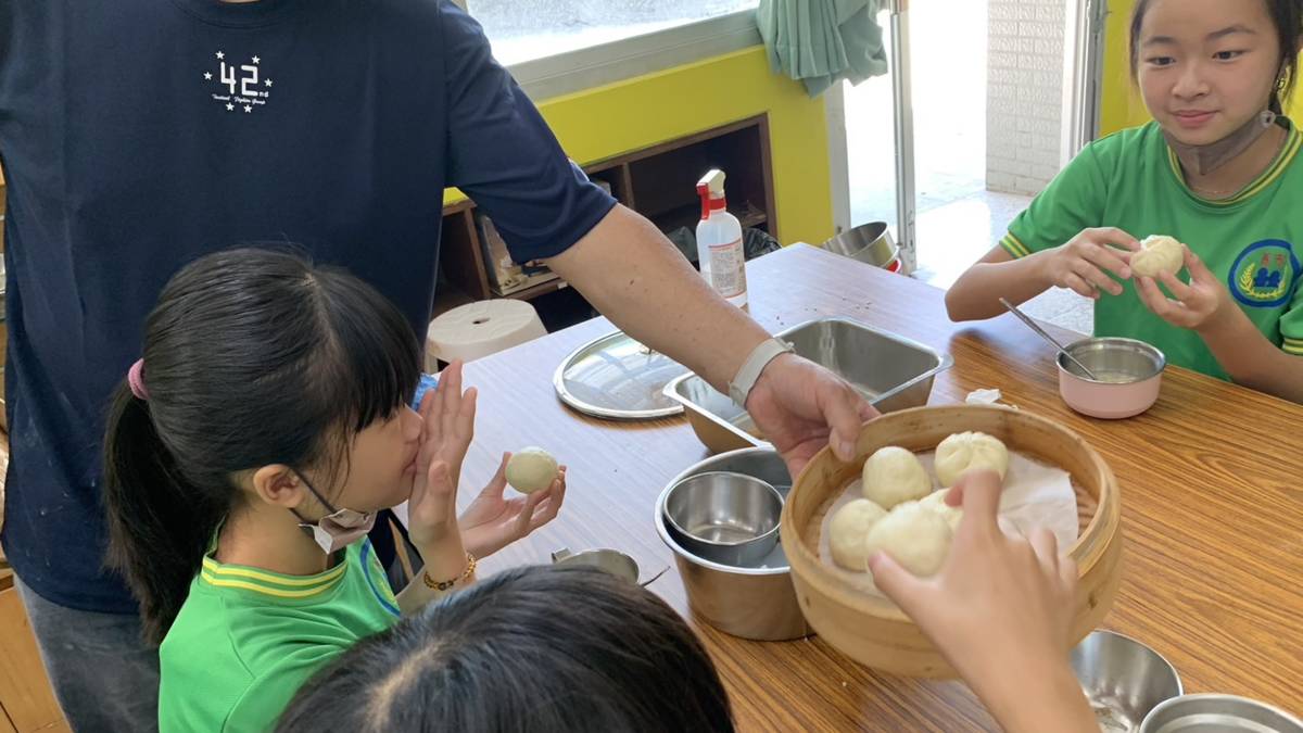 大寮忠義國小眷村美食-自立師傅位同學準備酒釀豆沙包