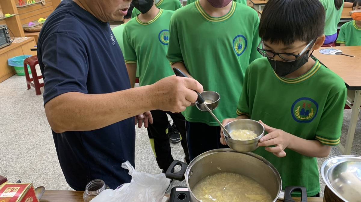 大寮忠義國小眷村美食-自立師傅為同學準備的酒釀蛋花湯