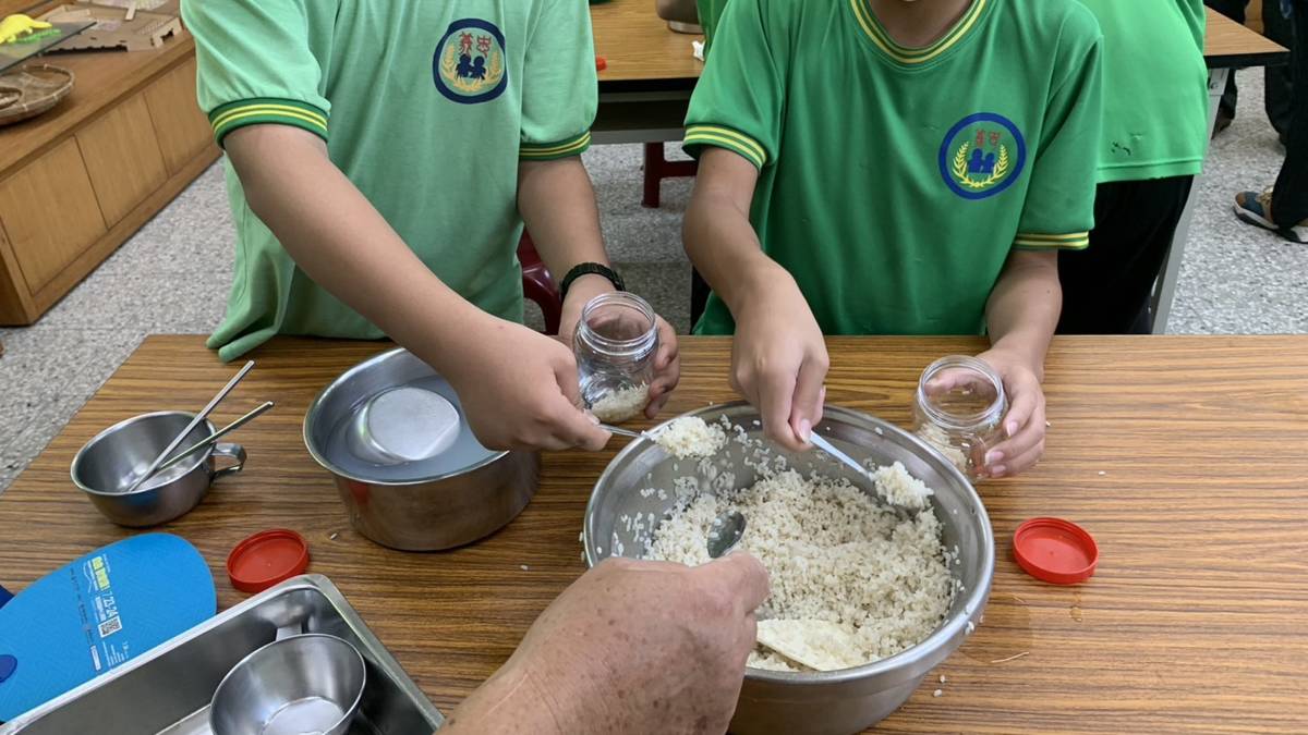 大寮忠義國小眷村美食-把糯米舀入瓶中