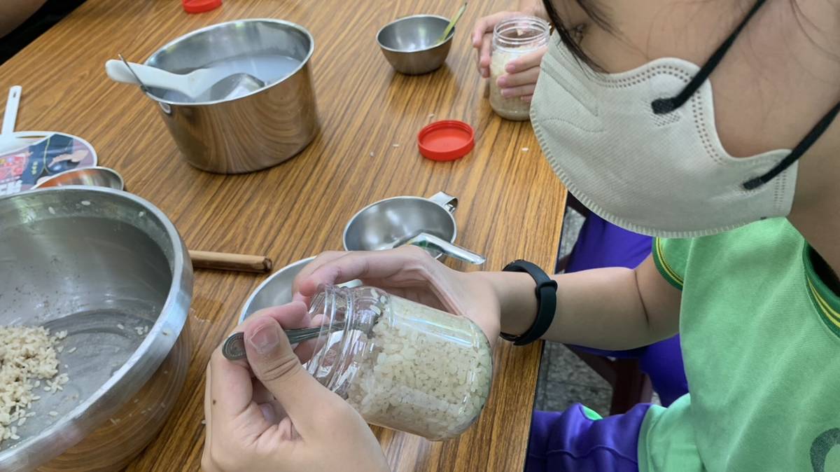 大寮忠義國小眷村美食-放入瓶中的米要壓實