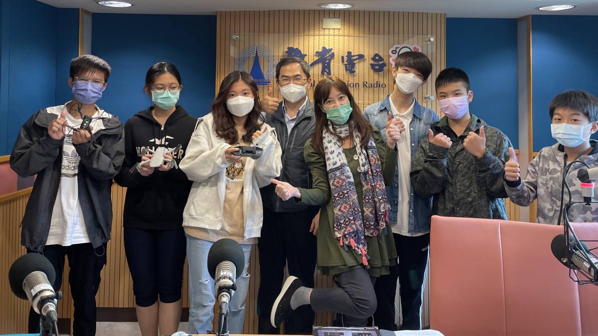 青春創學院_本集主題_無人機_來賓與主持人端端合影2.JPG