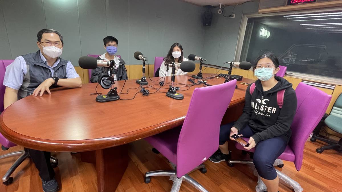 端端主持青春創學院節目來賓--國立中山大學附中師生錄音合影.JPG