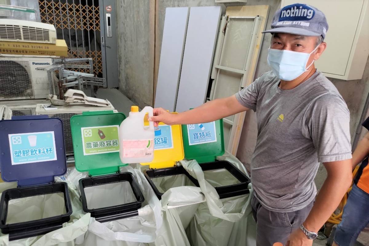 農藥廢容器應以清水反覆沖洗3次，空瓶晾乾後拴緊瓶蓋，並與其它資源回收物分開回收