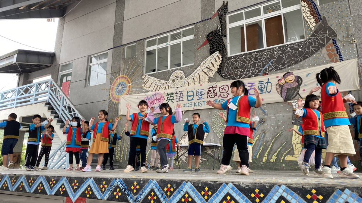 演唱英語歌曲慶祝母親節