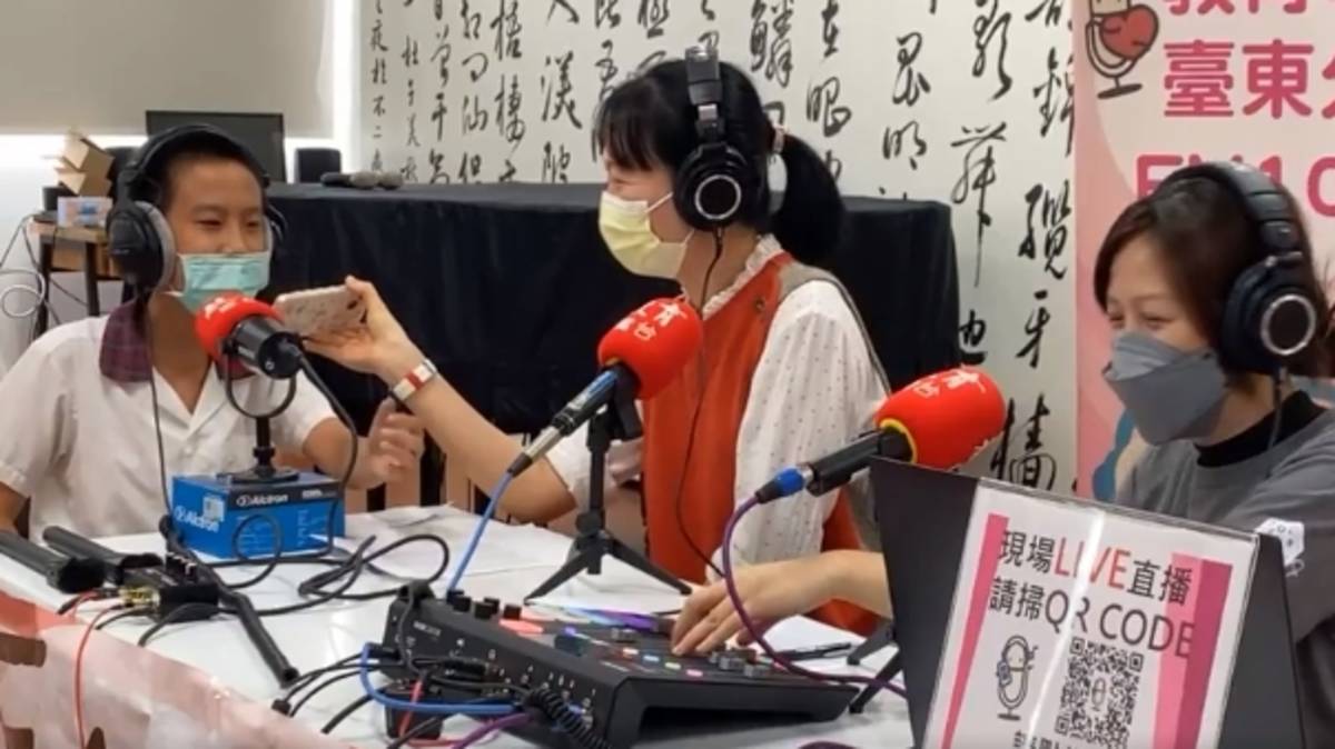 學生打電話感謝平日照顧他的爺爺奶奶