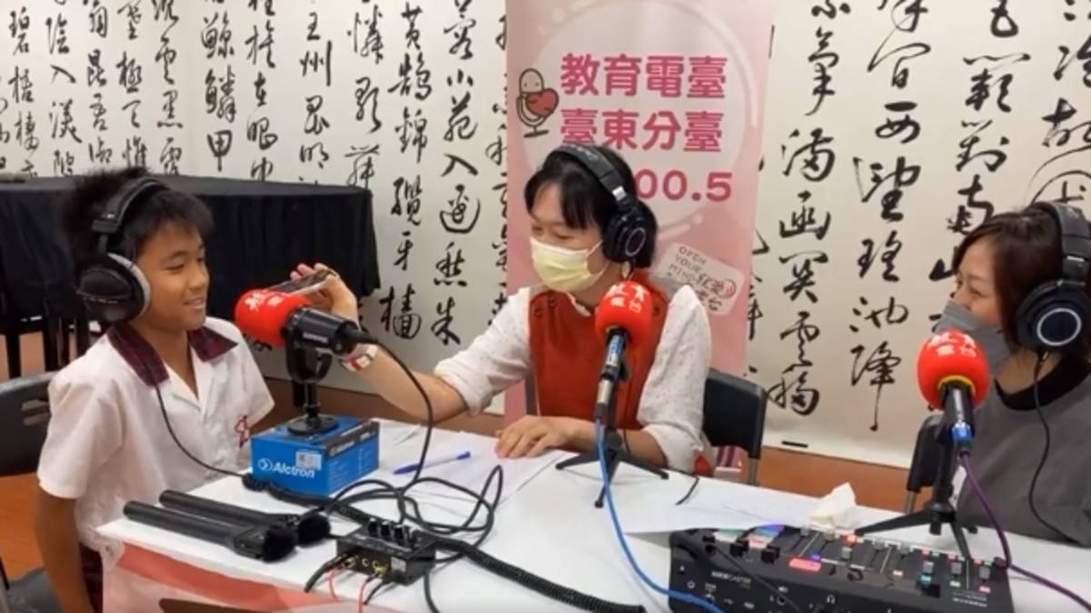 學生在母親節打電話說聲 媽媽我愛你