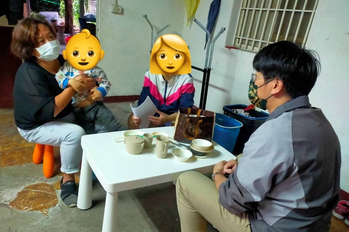 臺東縣關山國小附幼的據點教師與專業人員利用移動式諮詢，走出據點外與家長討論相關的教養策略與入學準備
