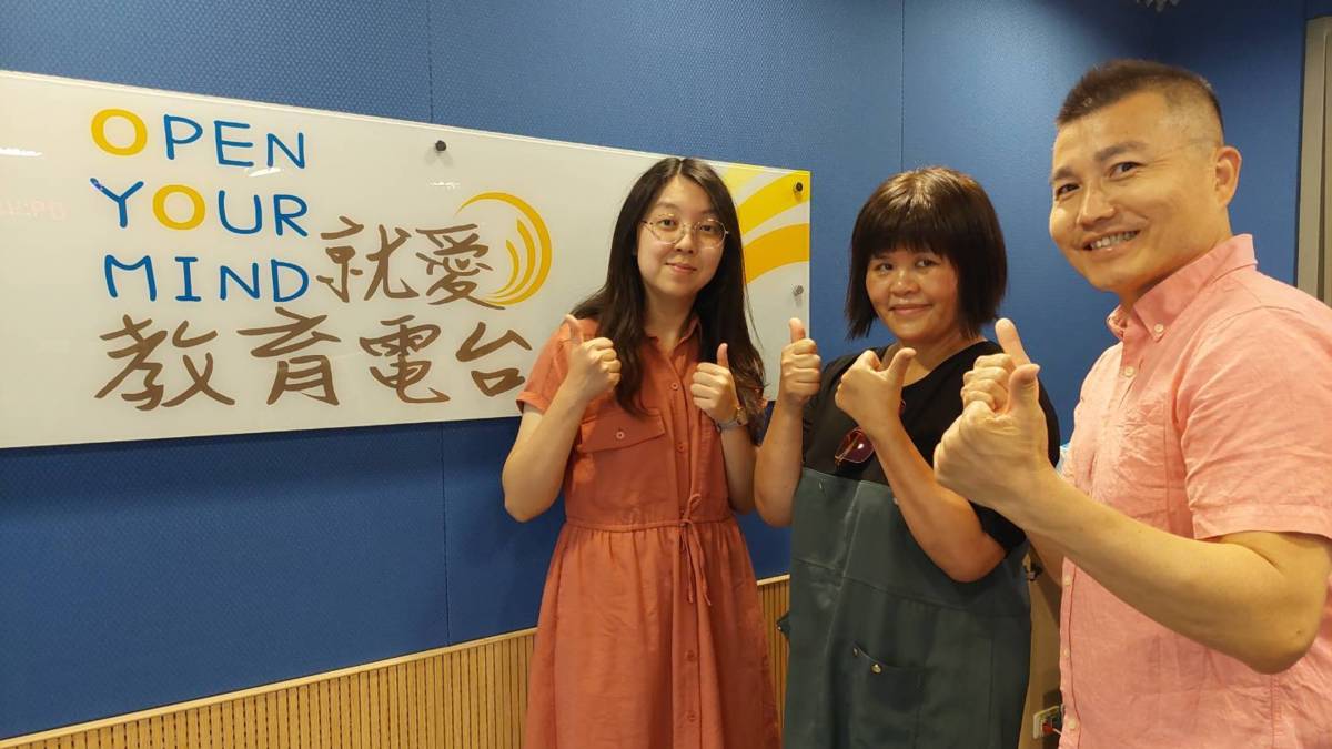 臺中市大甲區東明國小姜韻梅校長、楊晴如教務主任與常罡合影