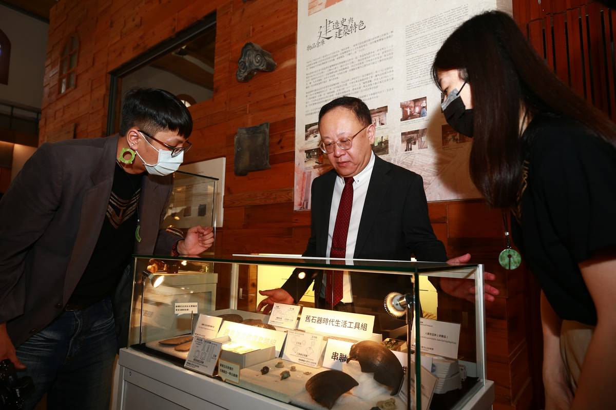 文化部長史哲（中）參觀史前館經典文物