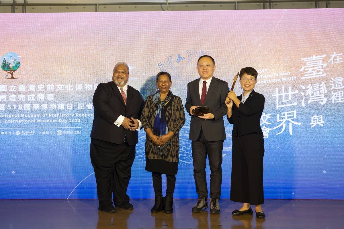 （左起）帛琉大使David Adams Orrukem及夫人Janet Orrukem致贈玳瑁禮盤及斧頭，由文化部長史哲(右2)及國立臺灣史前文化博物館長王長華接收，藉此傳達透過文化連結臺灣與南島的友好邦誼