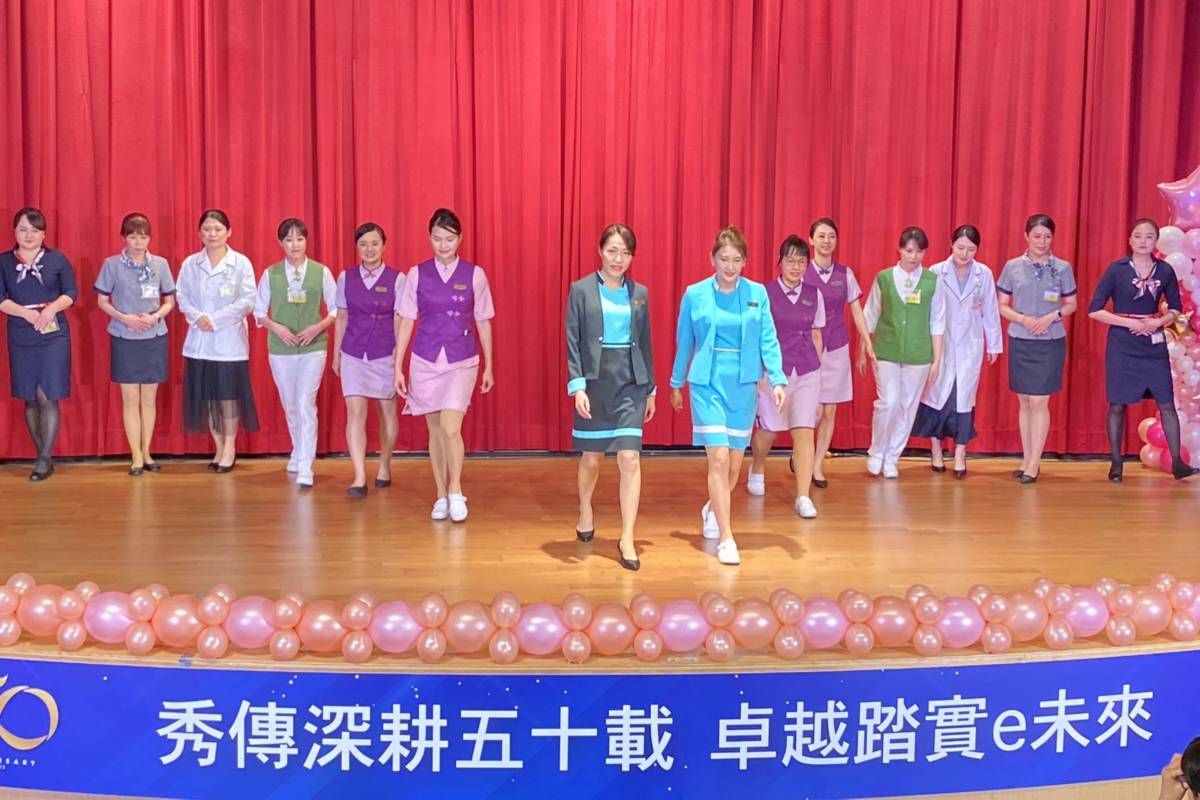 秀傳醫療體系今天以走秀的方式展現禮儀訓練成果(圖片來源：秀傳醫療體系提供)