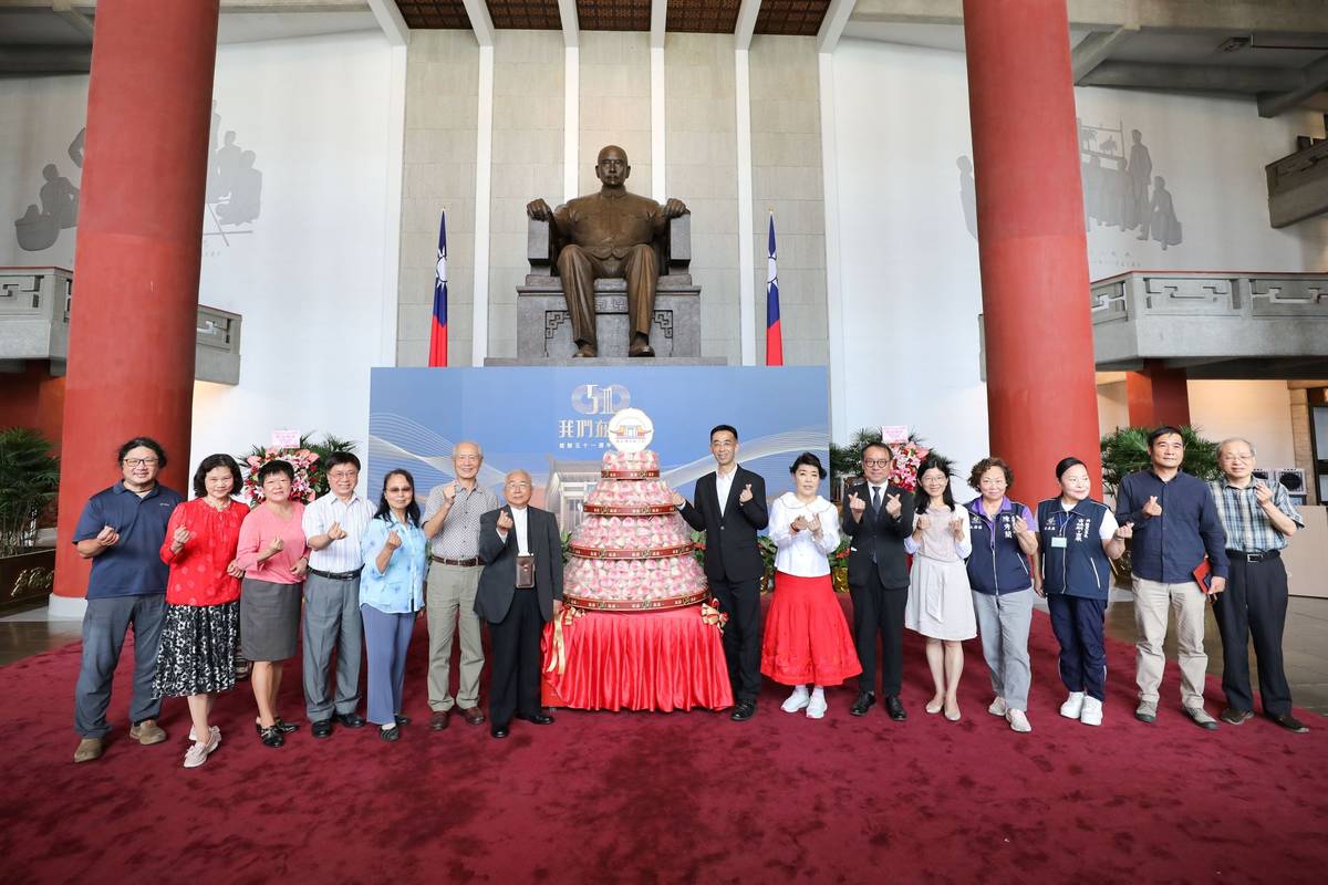 國父紀念館迎接建館51周年，準備壽桃與現場民眾同歡