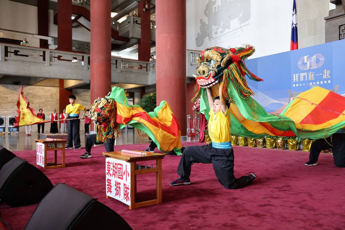 東湖國小舞獅隊帶來精彩的演出