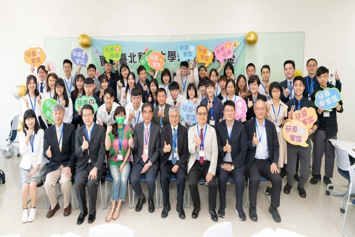 北科大「宋恭源獎學金」組成「恭源家族」，師生首度聚會大合影 (北科大提供)