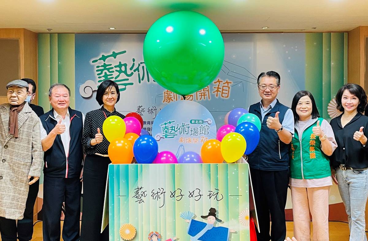 「劇場開箱」起跑記者會大合照。教育局副局長劉明超(右3)、文化局副局長于玟(左3)、張榮發基金會執行長鍾德美(右2)