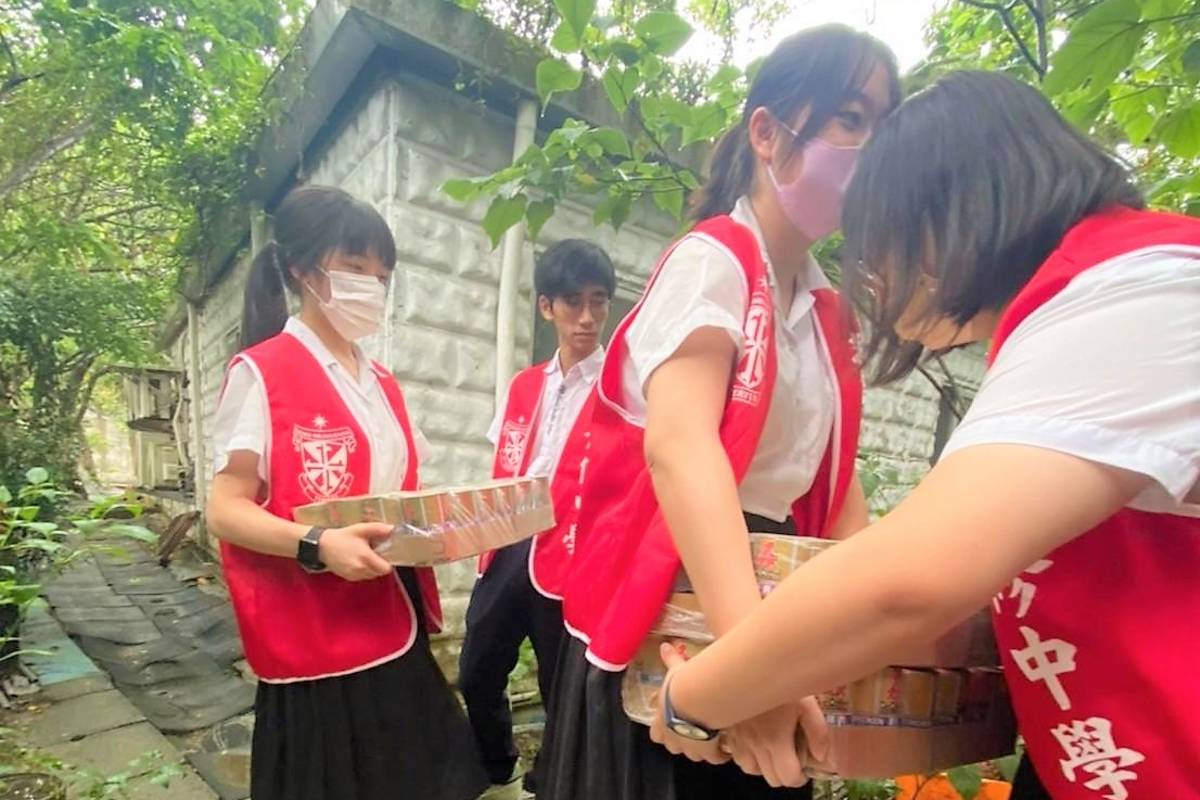 靜修學生將愛心狗罐頭親送到卓媽媽狗園